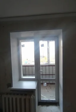 Выход на балкон с открывной створкой на окне