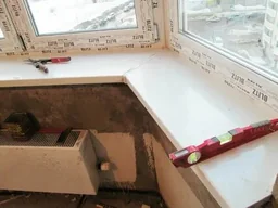 установка подоконников и откосов